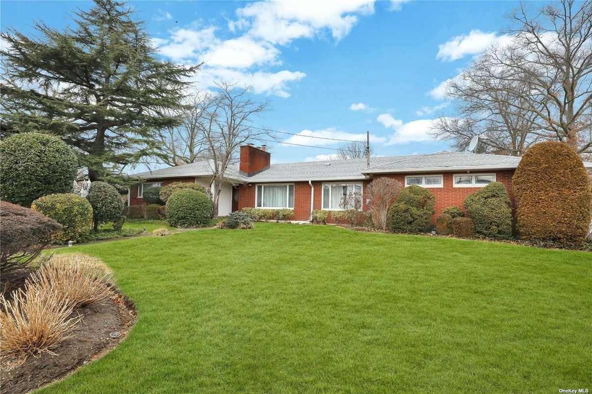 Backyard, Exterior, Facade, Brick Facade, Ranch