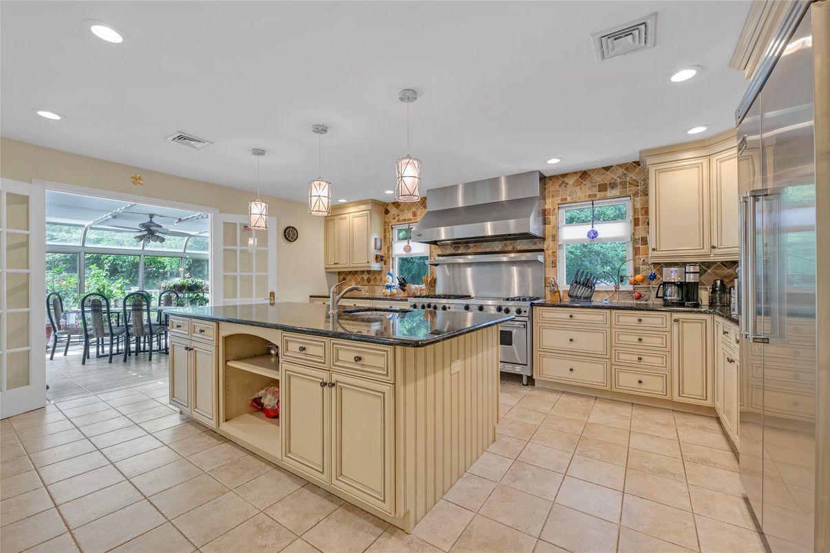 Dining room, Interior, Kitchen, Pendant Lights, Recessed Lighting, Stainless Steel Appliances