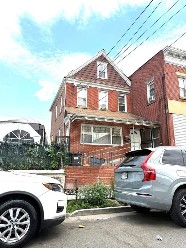 Exterior, Facade, Brick Facade, Queen Anne Victorian