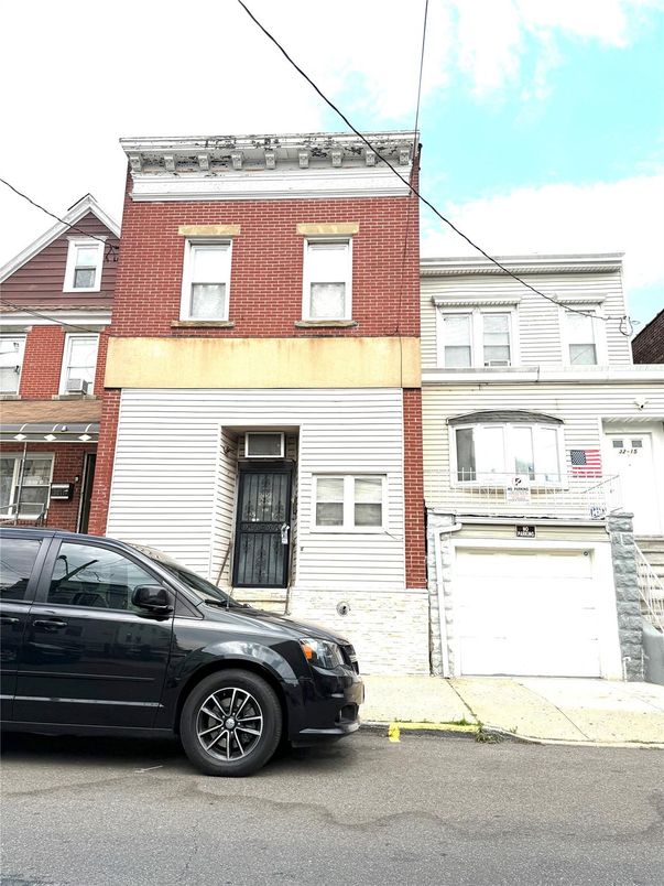 Attached, Exterior, Facade, Rowhouse