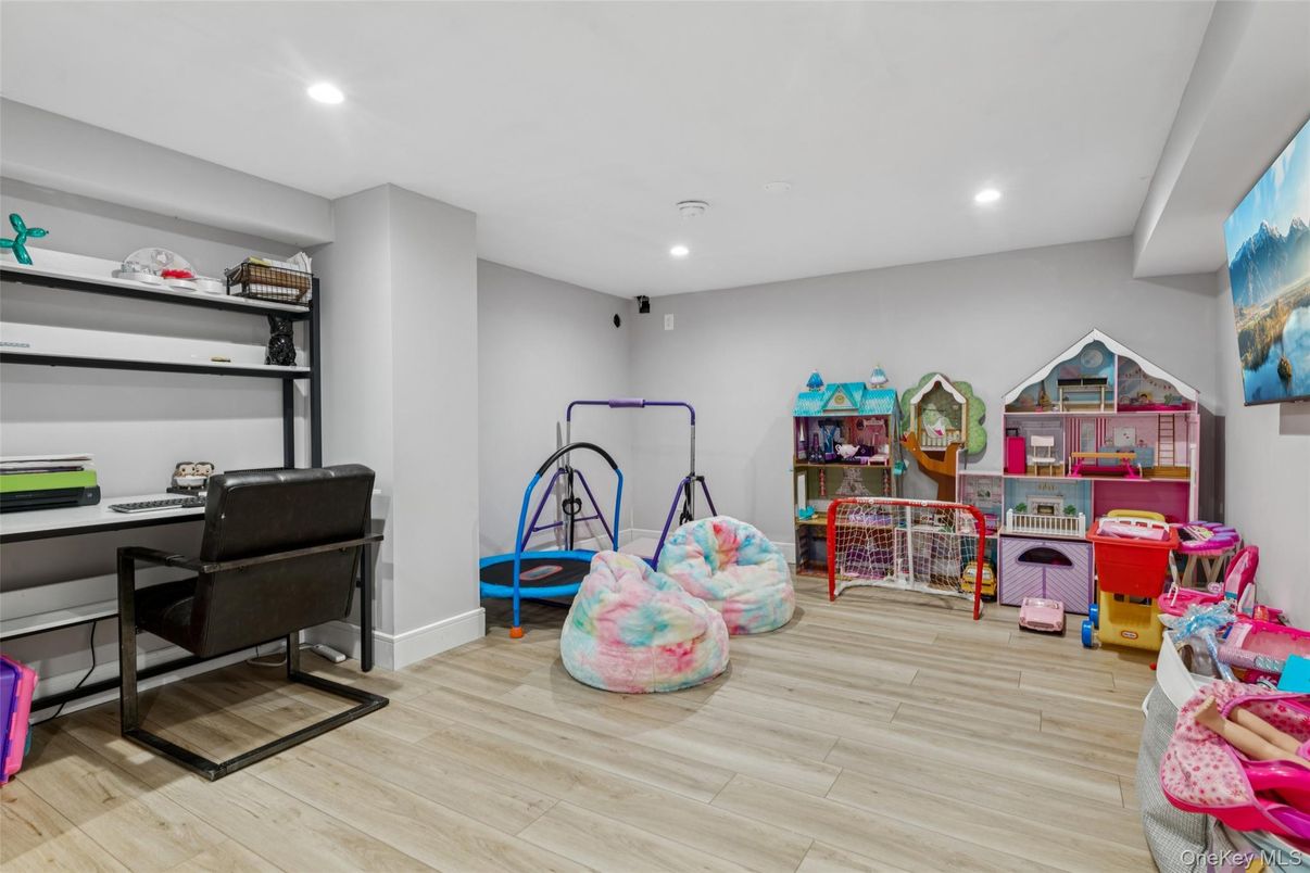 Home Office, Interior, Recessed Lighting, Wood Texture Flooring