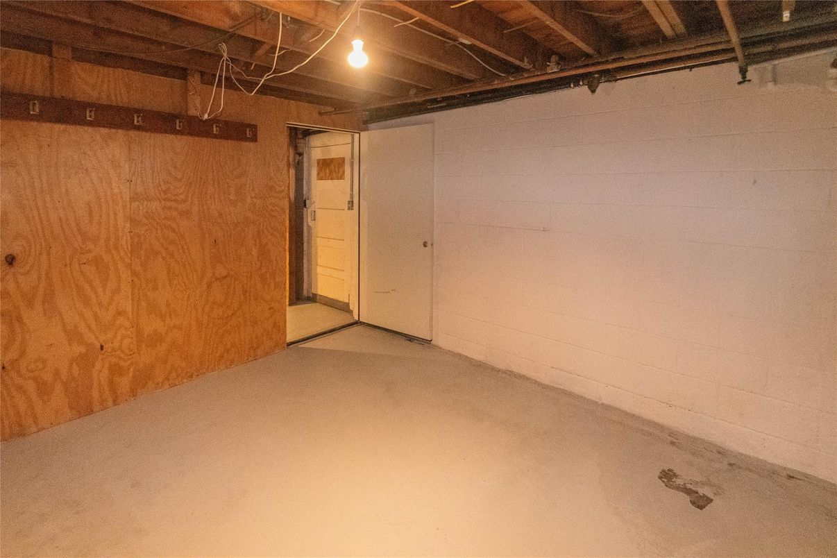 Empty room, Interior, Wooden Beams