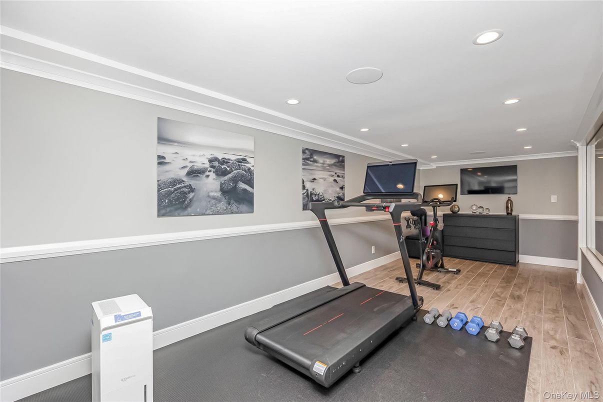 Fitness Equipment, Interior, Recessed Lighting, Wood Texture Flooring