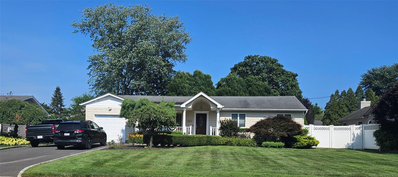 Attached, Exterior, Facade, Cape Cod