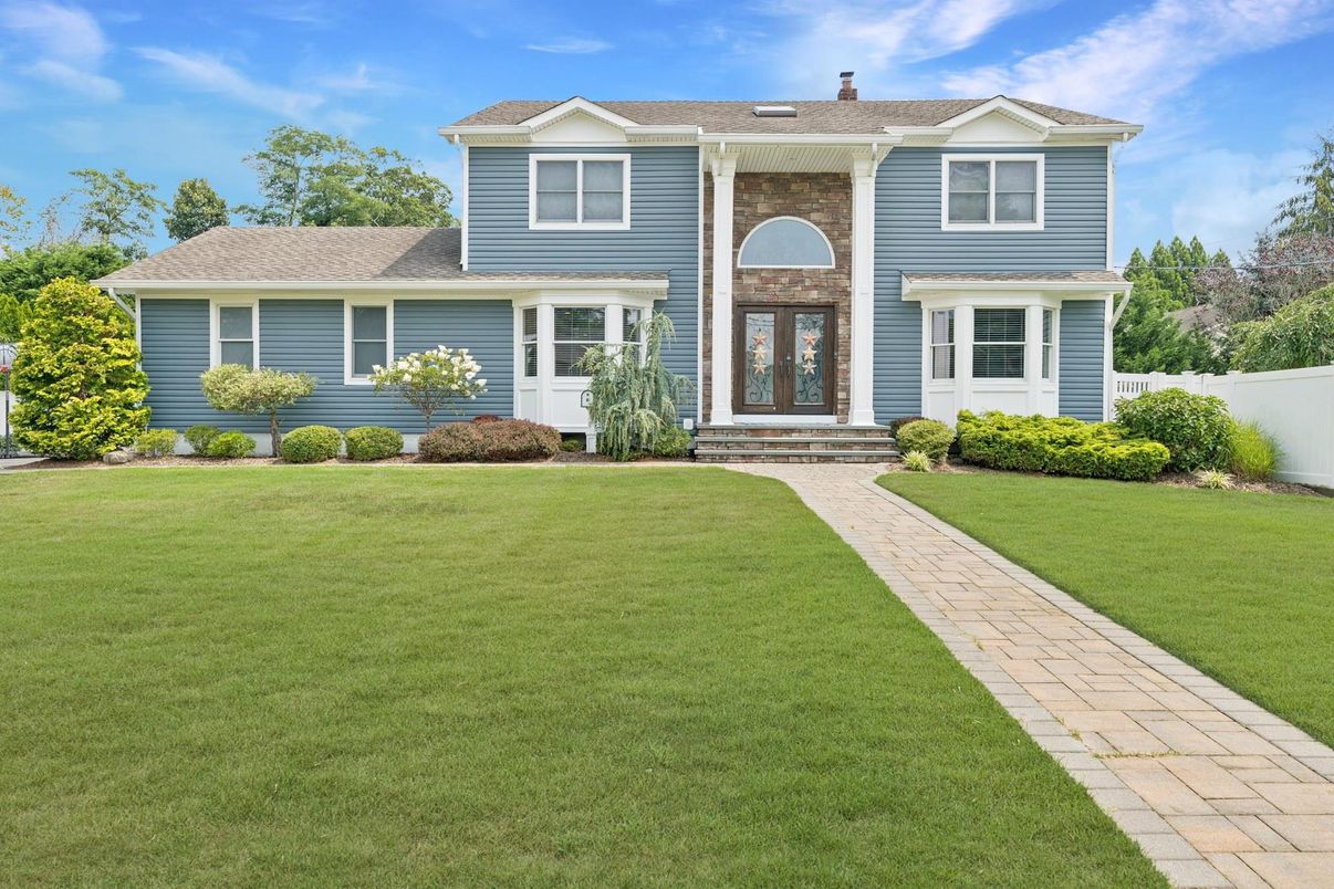 Exterior, Facade, Raised Ranch