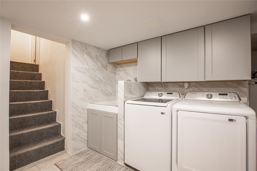 Interior, Marble Walls, Recessed Lighting, Washer