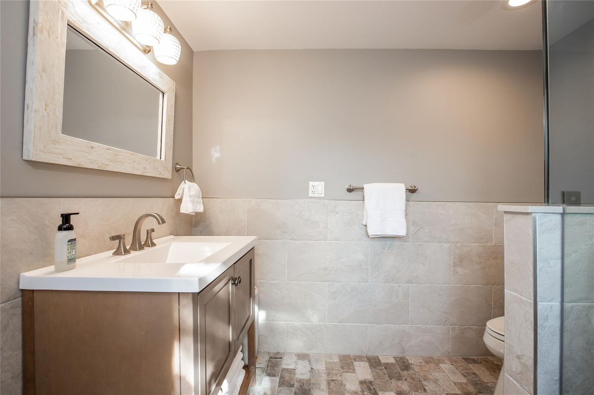 Bathroom, Interior, Recessed Lighting