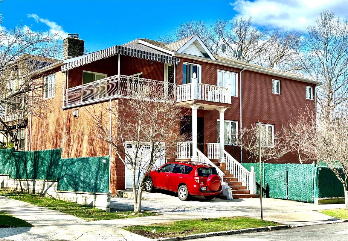 Exterior, Facade, Brick Facade, Georgian