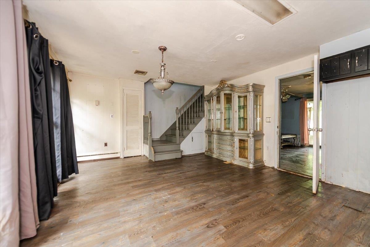 Empty room, Interior, Pendant Lights, Wood Texture Flooring