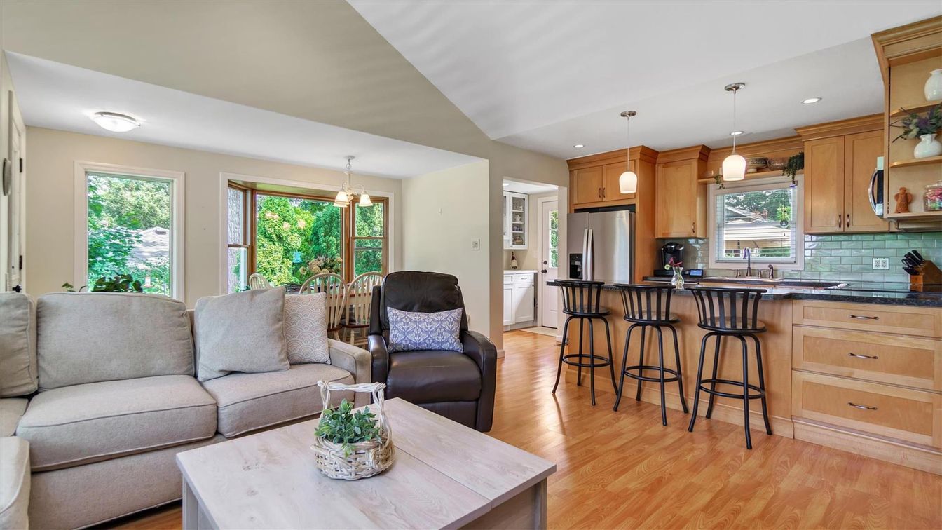 Dining room, Interior, Kitchen, Living room, Pendant Lights, Recessed Lighting, Stainless Steel Appliances, Wood Texture Flooring