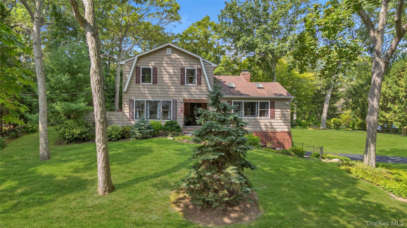 Backyard, Exterior, Facade, Brick Facade, Split Level