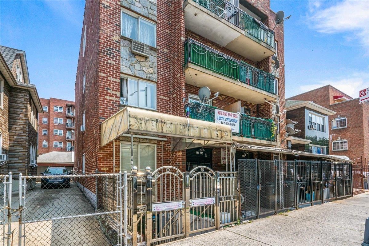 Exterior, Facade, Brick Facade, Rowhouse