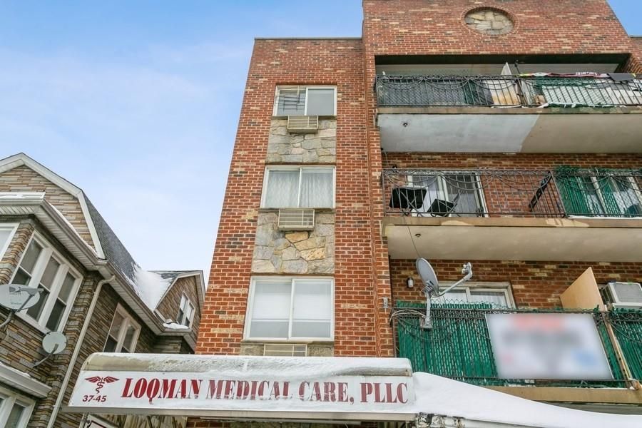 Exterior, Facade, Brick Facade, Rowhouse