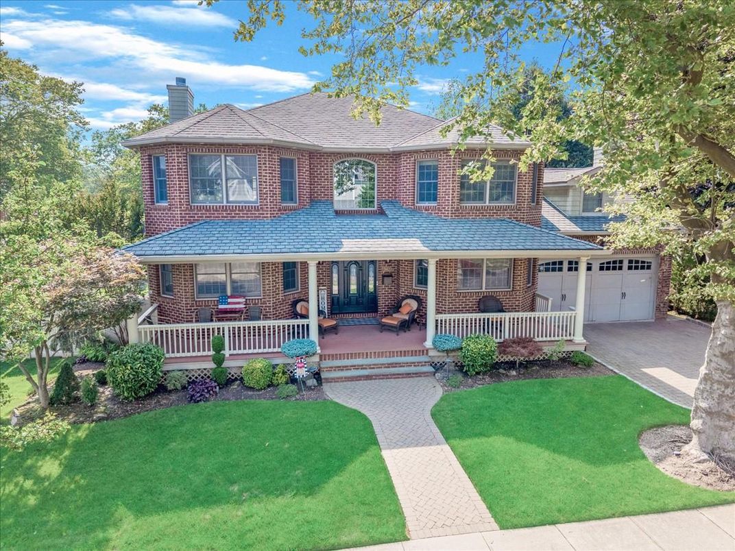 Attached, Exterior, Facade, Brick Facade, Queen Anne Victorian