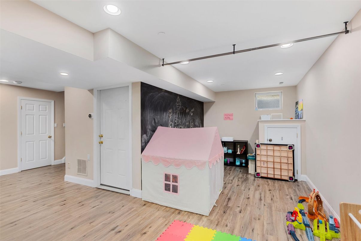 Interior, Recessed Lighting, Wood Texture Flooring
