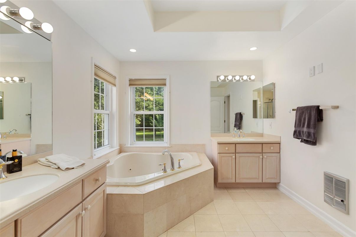 Bathroom, Dual Sink Vanities, Interior, Recessed Lighting