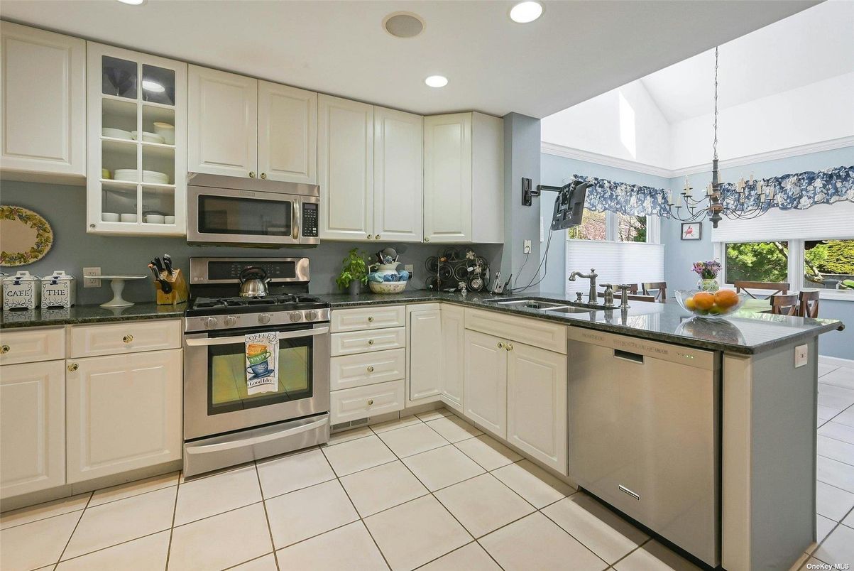 Chandelier, Interior, Kitchen, Recessed Lighting, Stainless Steel Appliances