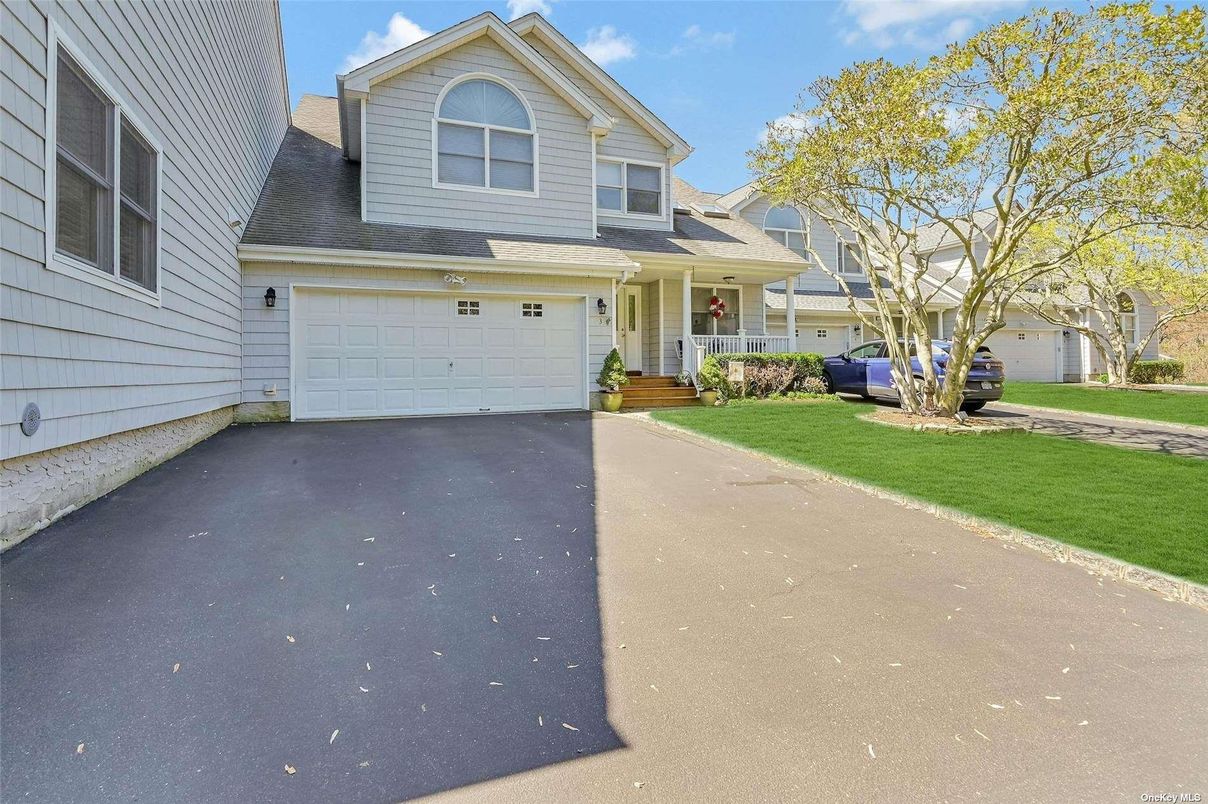 Attached, Exterior, Facade, Cape Cod