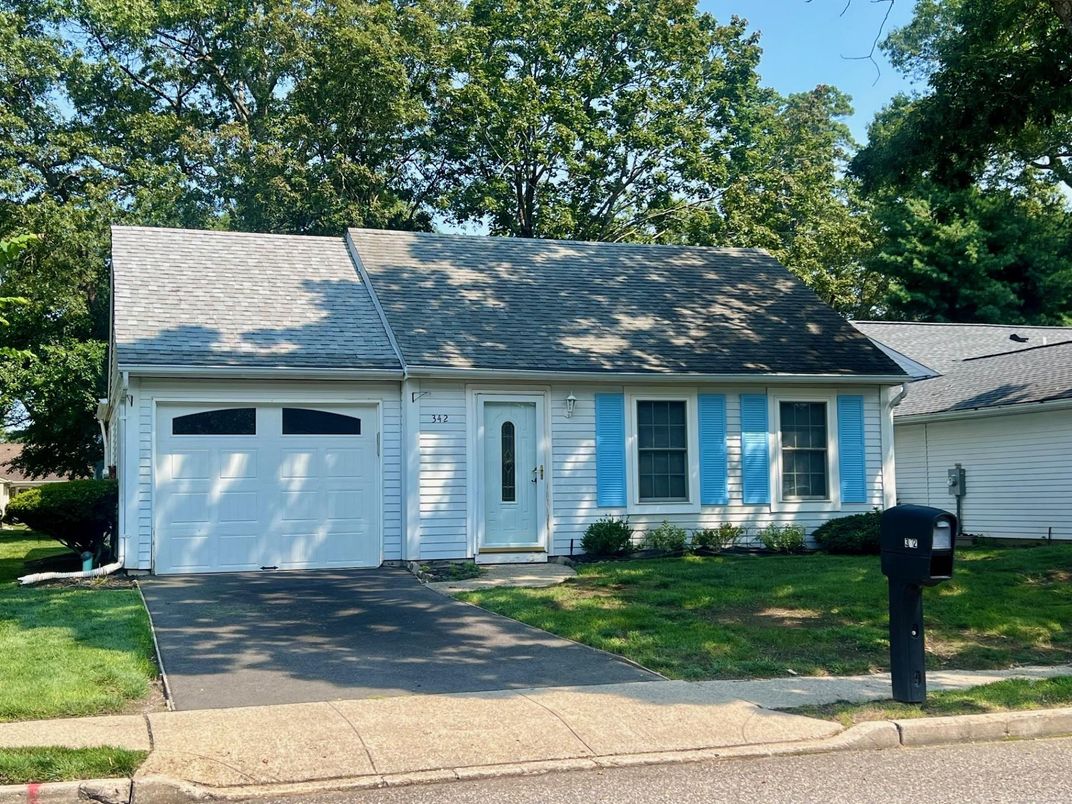 Attached, Exterior, Facade, Cape Cod