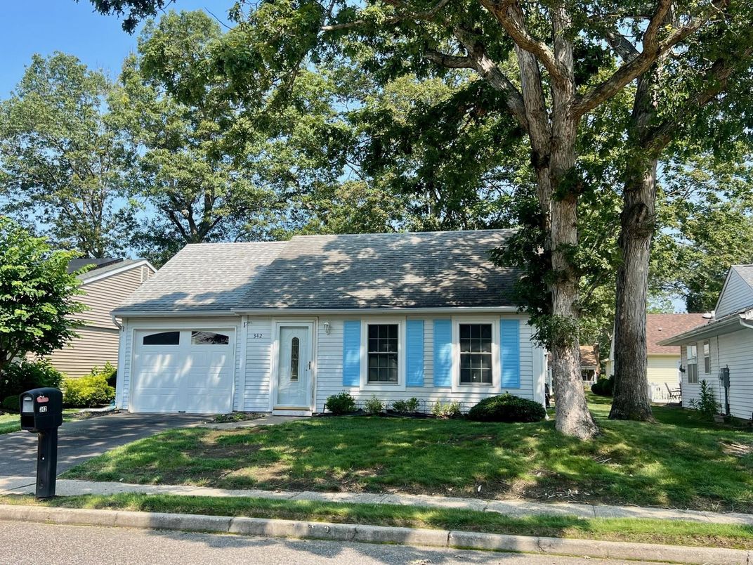 Attached, Exterior, Facade, Cape Cod