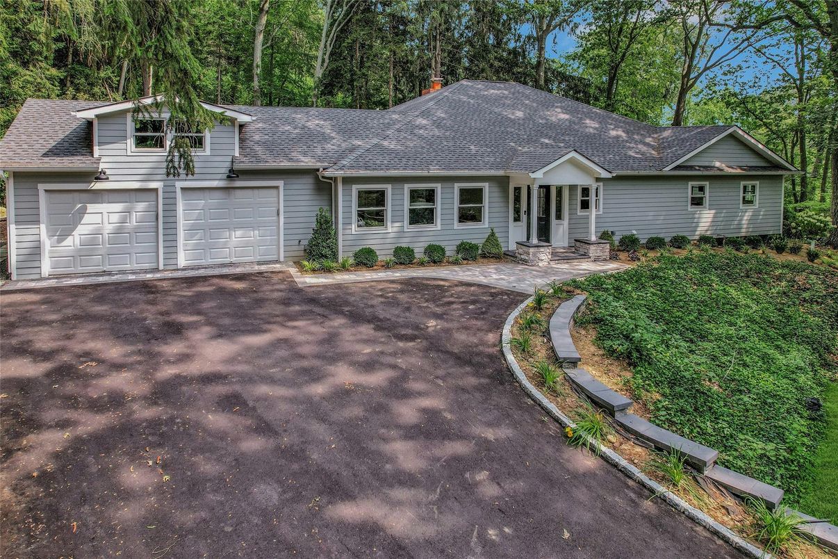 Attached, Exterior, Facade, Cape Cod
