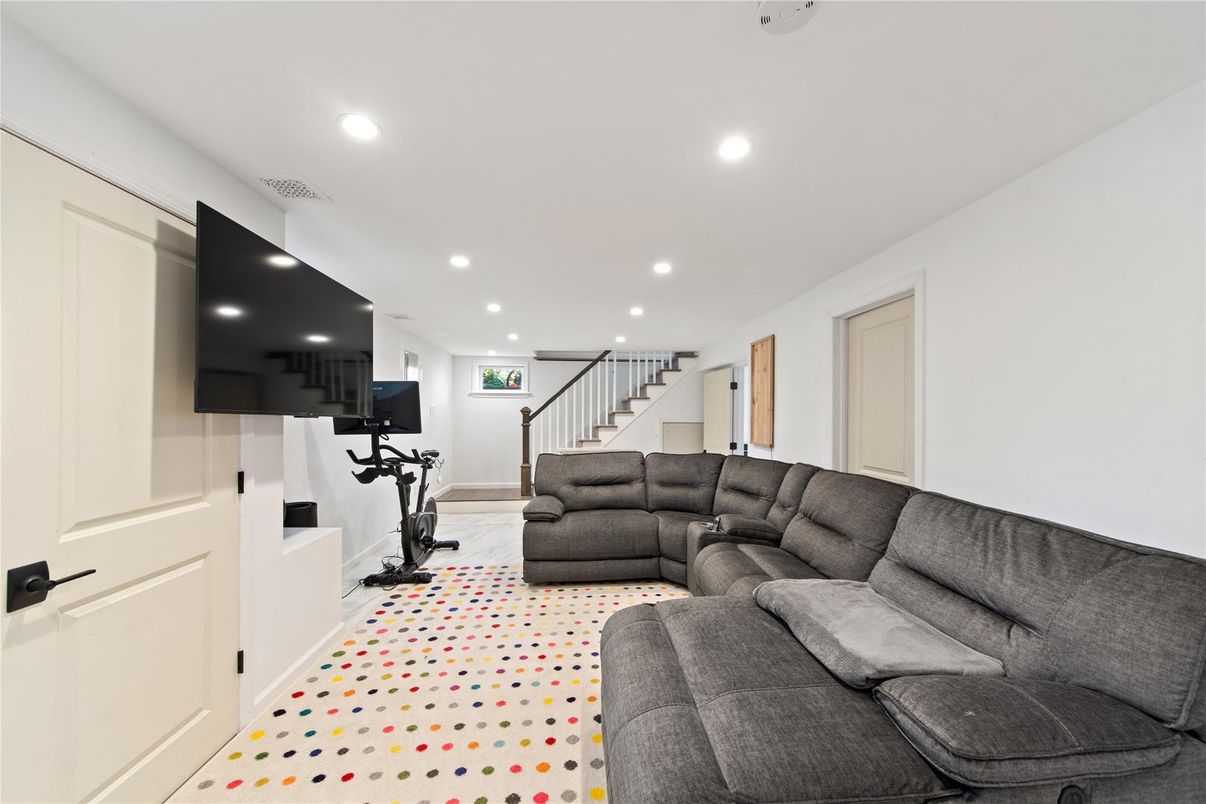 Fitness Equipment, Interior, Living room, Recessed Lighting