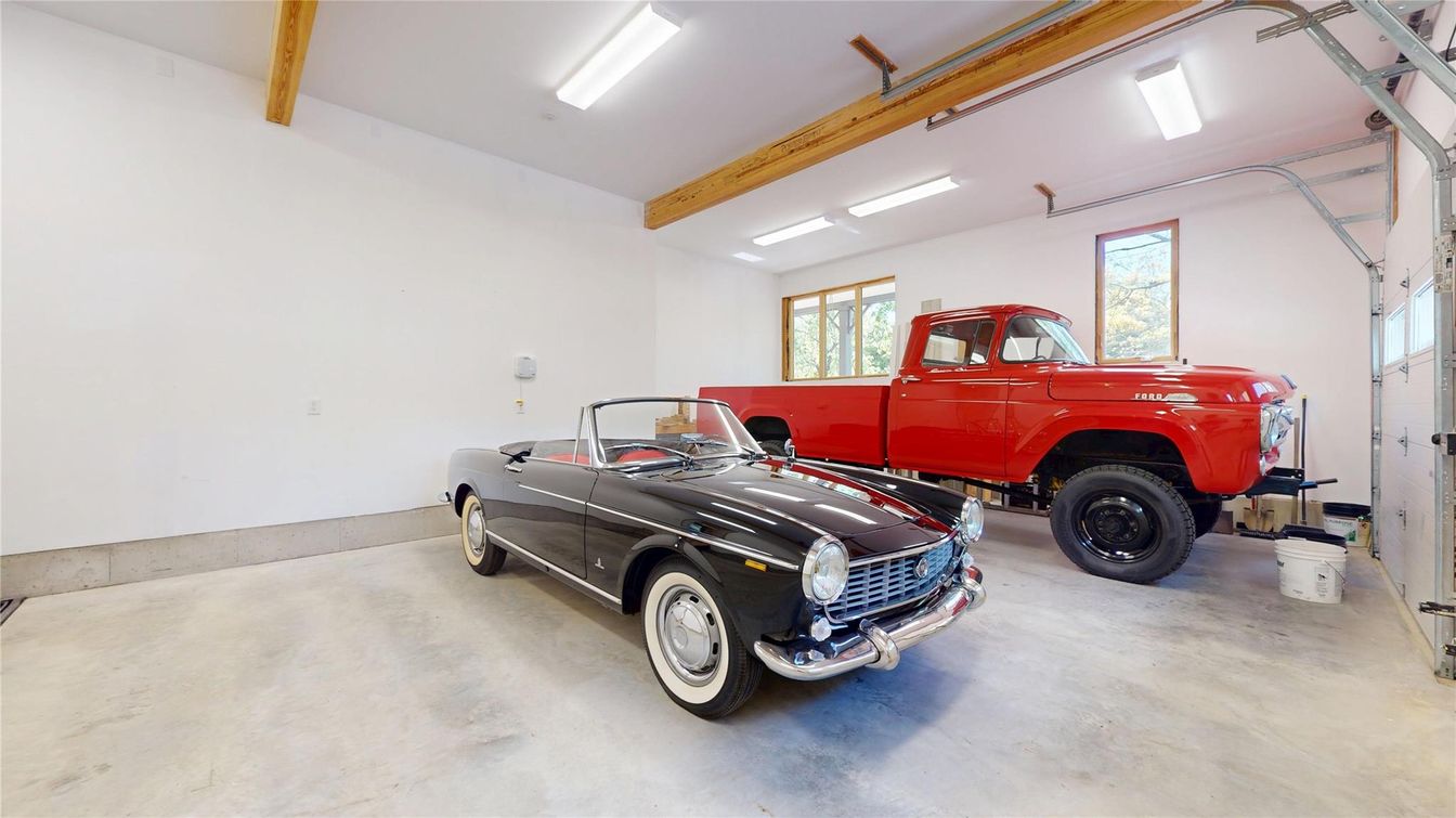 Garage, Interior, Wooden Beams