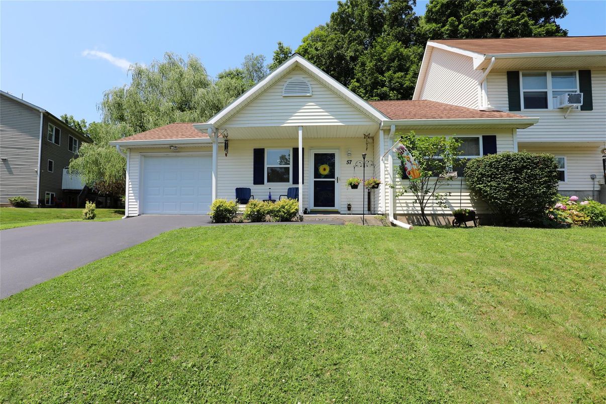 Attached, Exterior, Facade, Ranch