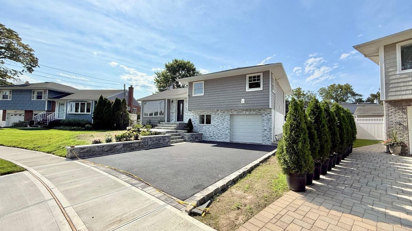 Attached, Exterior, Facade, Split Level