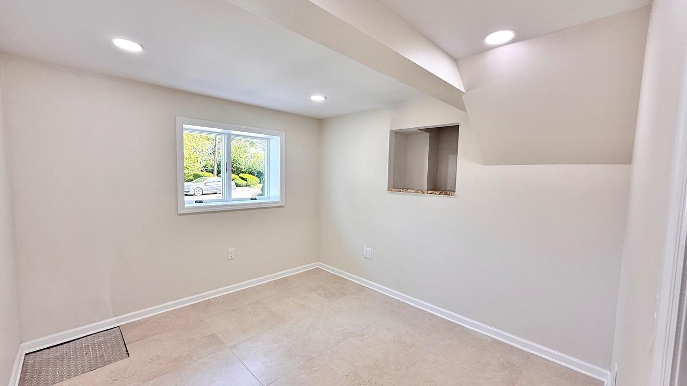 Empty room, Interior, Recessed Lighting