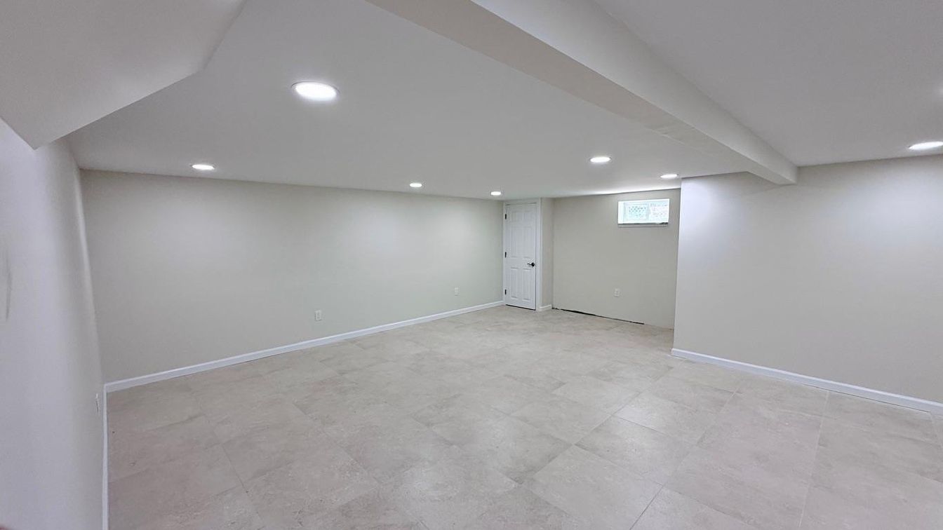 Empty room, Interior, Recessed Lighting