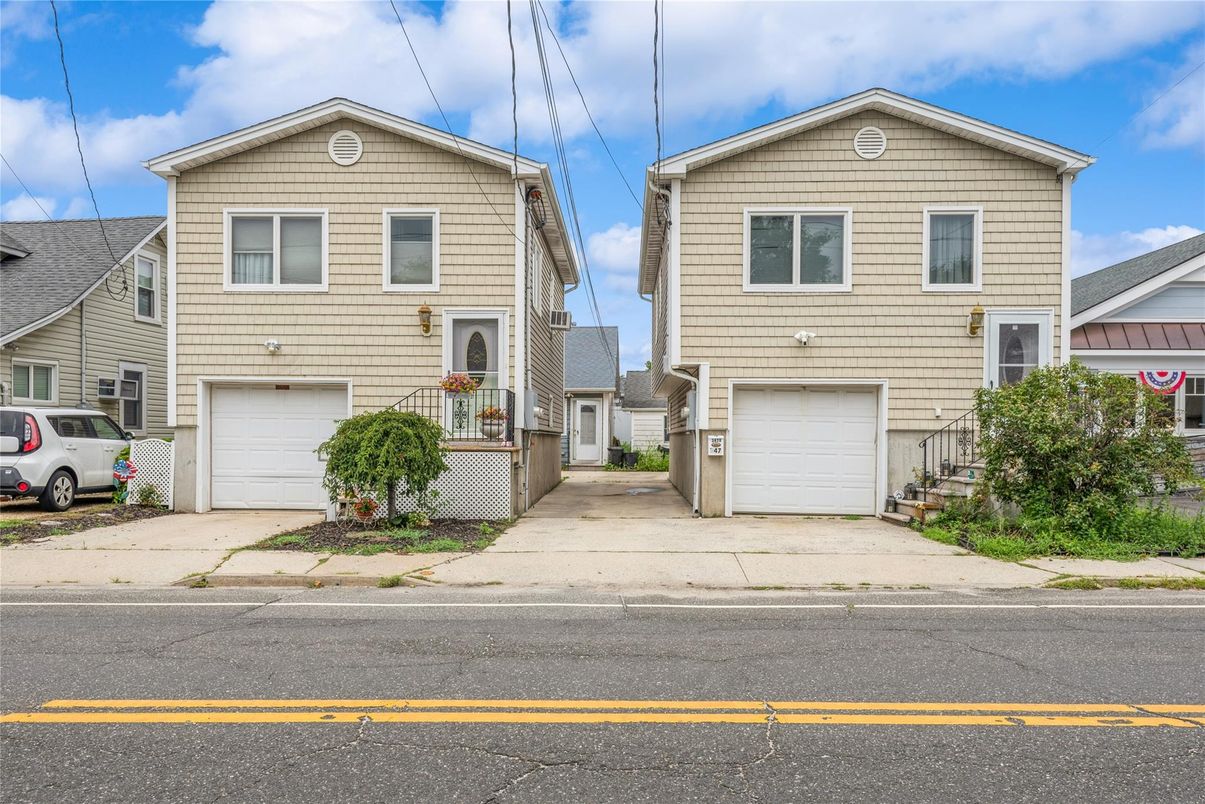 Attached, Exterior, Facade, Raised Ranch
