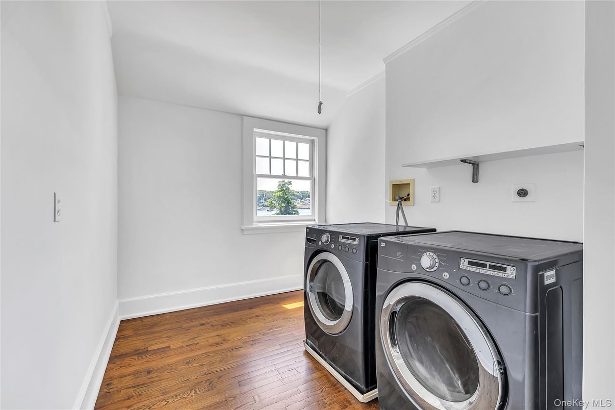 Interior, Washer, Wood Texture Flooring