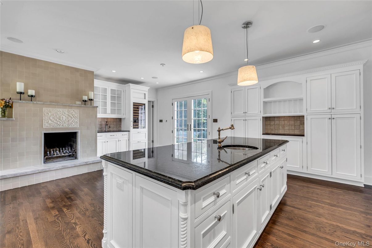 Fireplace, Interior, Kitchen, Pendant Lights, Recessed Lighting, Wood Texture Flooring