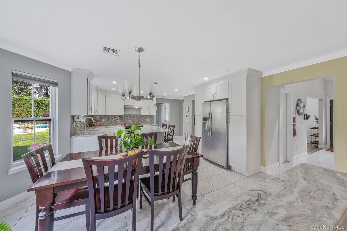 Chandelier, Dining room, Interior, Kitchen, Marble, Pendant Lights, Recessed Lighting, Stainless Steel Appliances