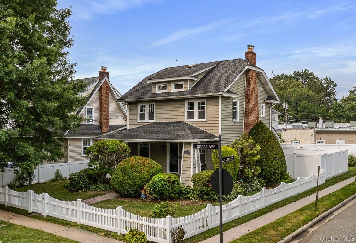 Exterior, Facade, Queen Anne Victorian