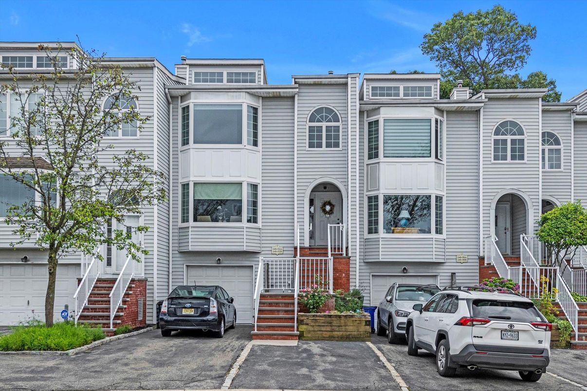 Attached, Exterior, Facade, Rowhouse