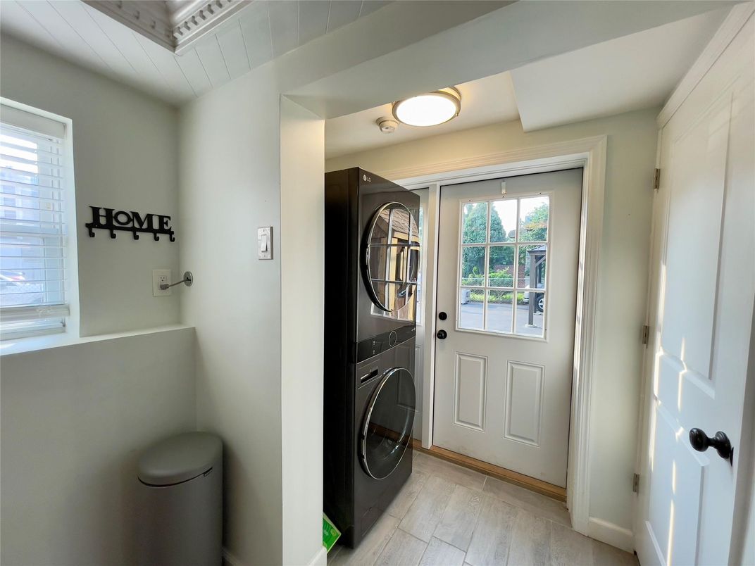 Interior, Washer, Wood Texture Flooring