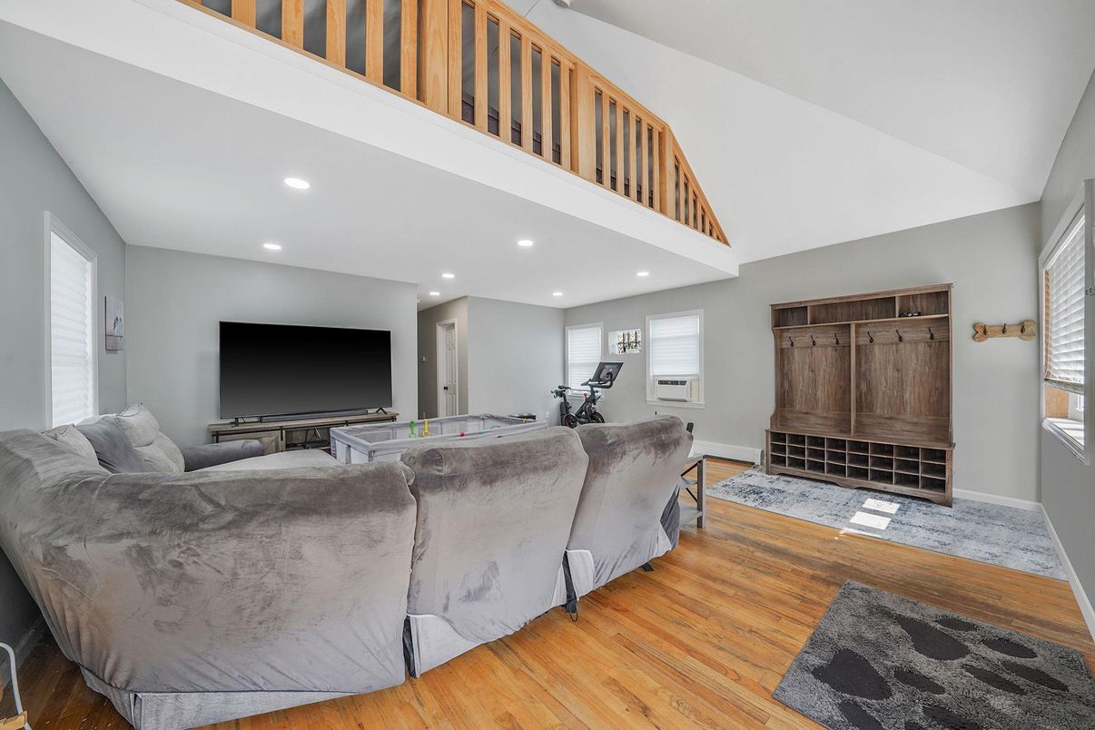 Fitness Equipment, Interior, Living room, Recessed Lighting, Wood Texture Flooring