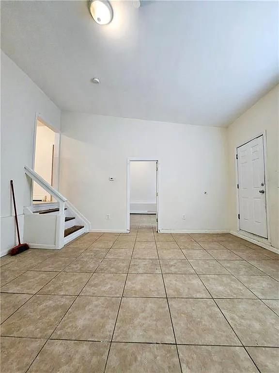 Empty room, Interior