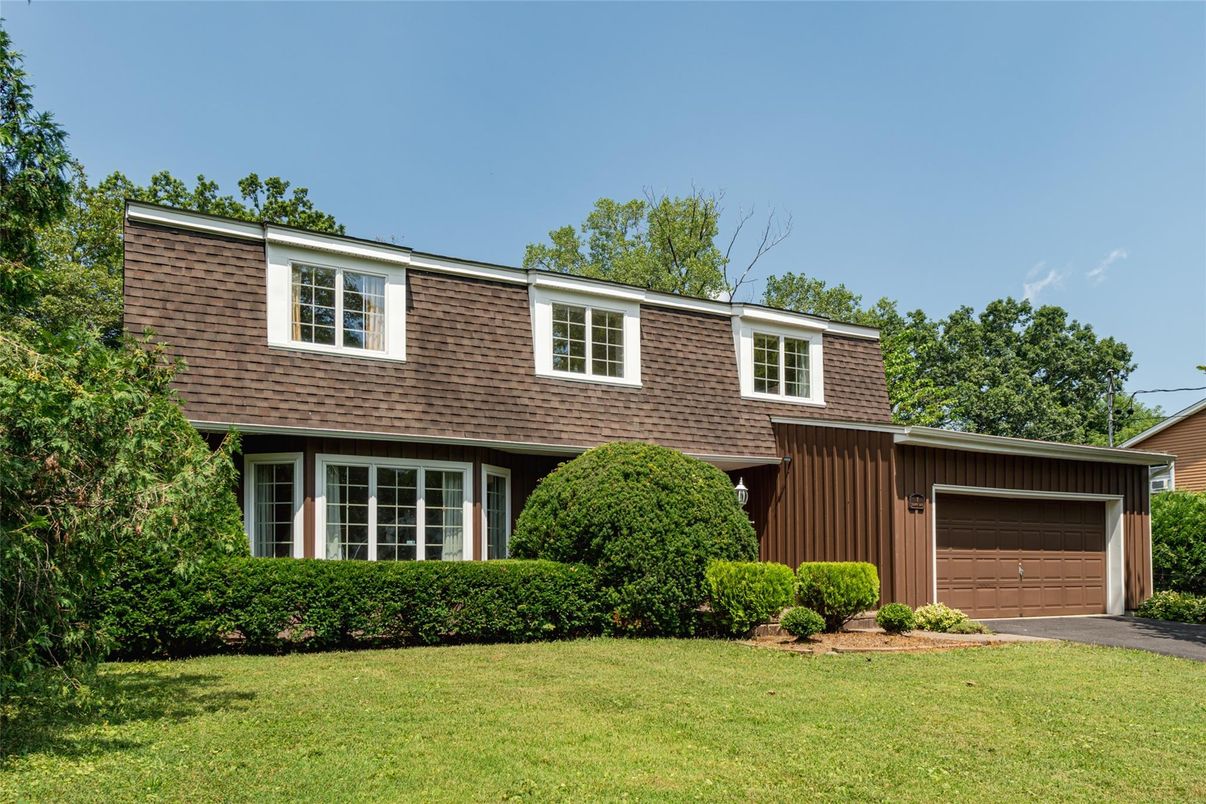Attached, Exterior, Facade, Split Level
