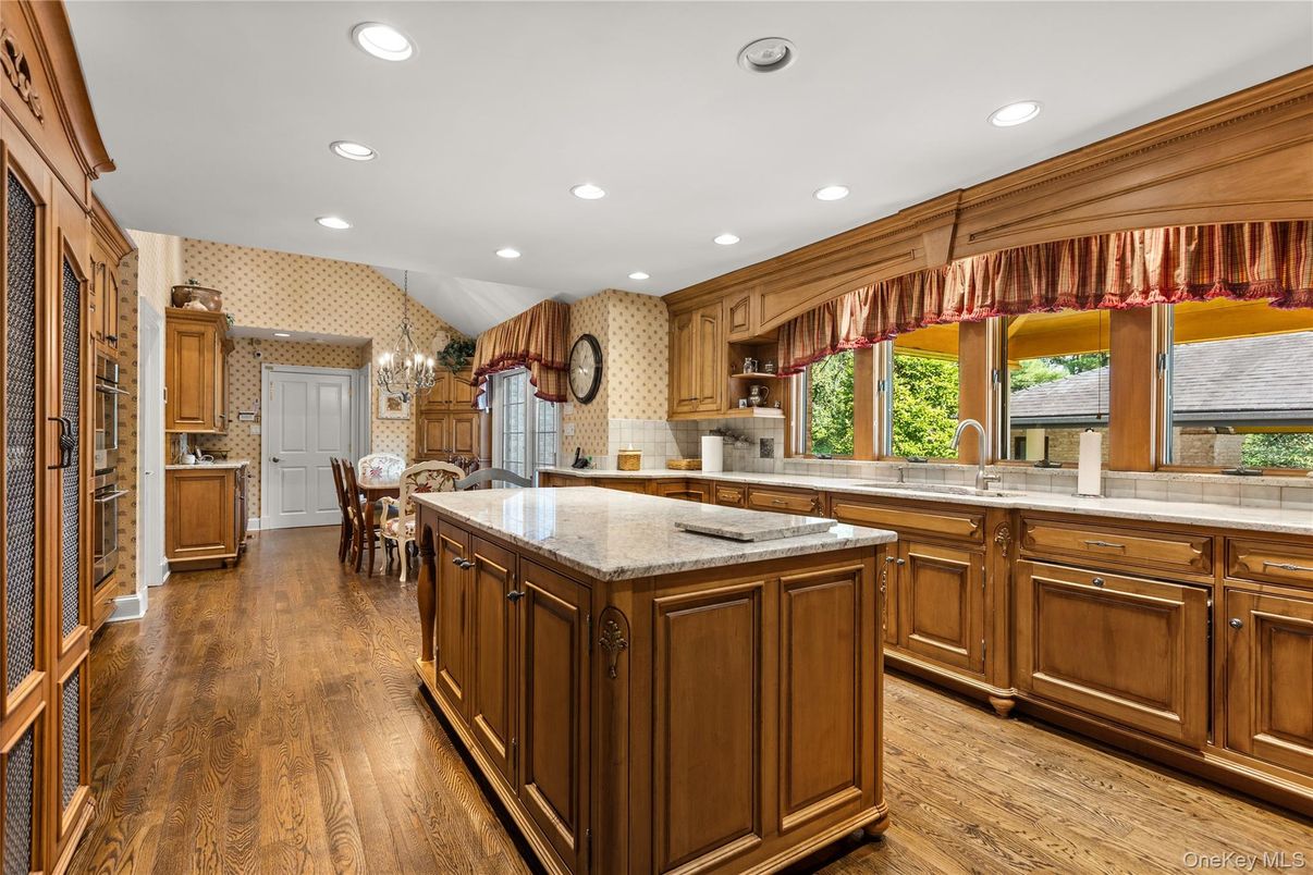 Chandelier, Dining room, Interior, Kitchen, Recessed Lighting, Wood Texture Flooring
