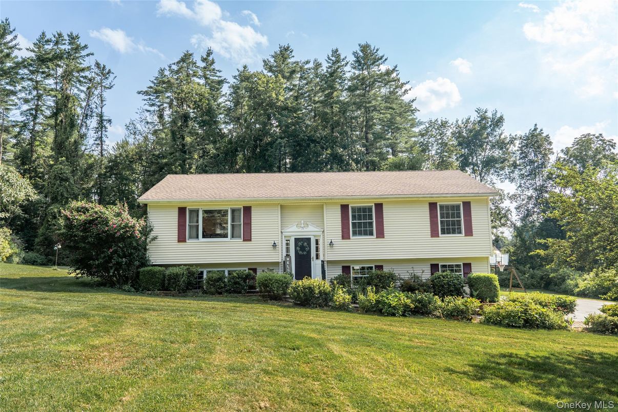 Backyard, Exterior, Facade, Raised Ranch