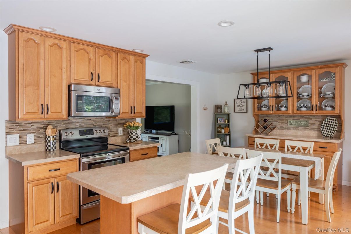 Dining room, Interior, Kitchen, Pendant Lights, Recessed Lighting, Wood Texture Flooring