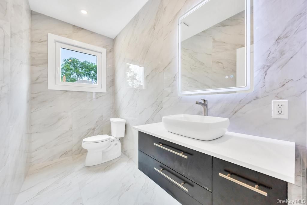 Bathroom, Interior, Marble, Marble Walls, Recessed Lighting