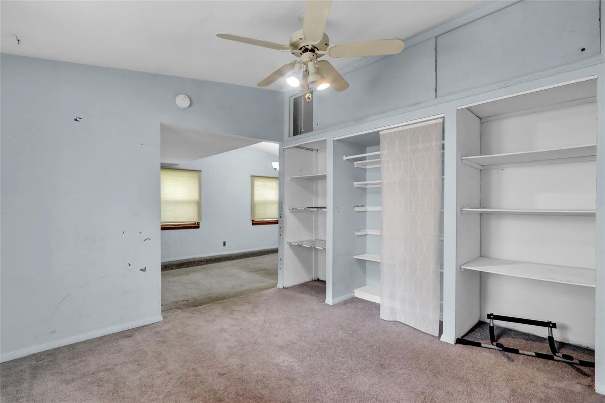 Empty room, Interior