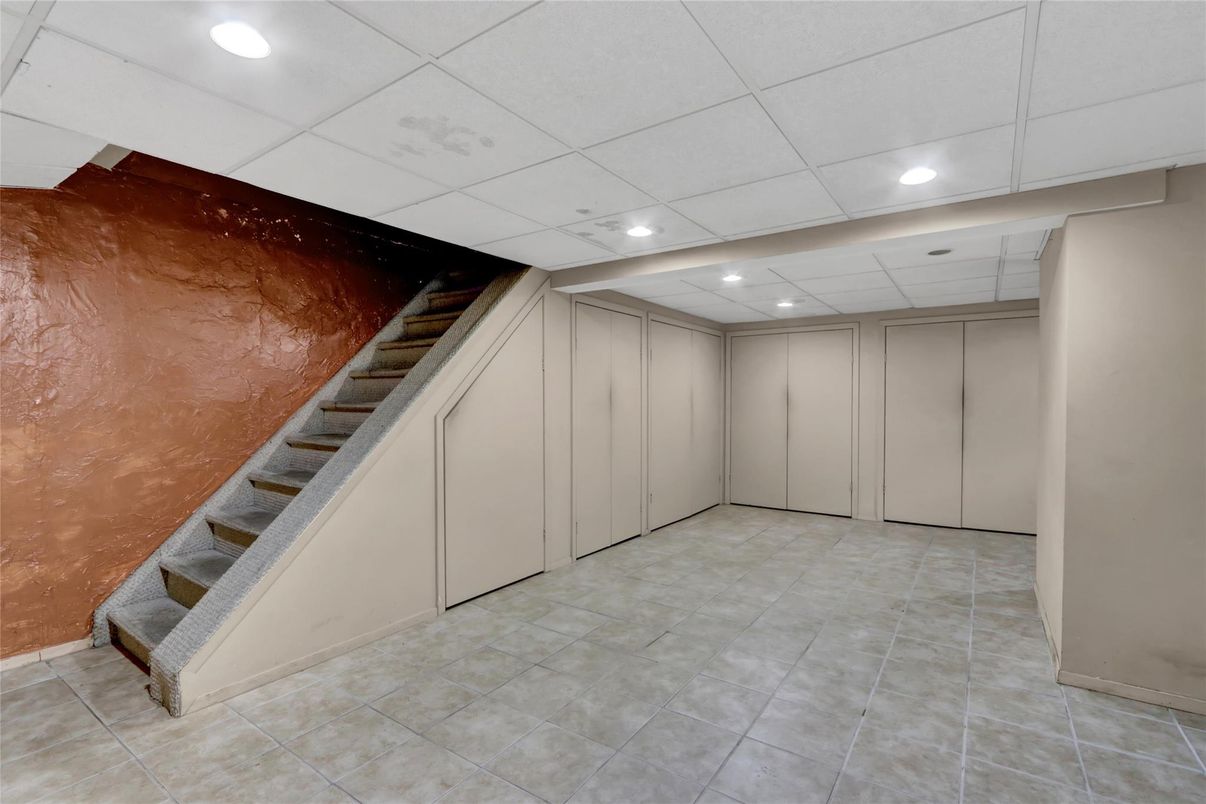 Empty room, Interior, Recessed Lighting