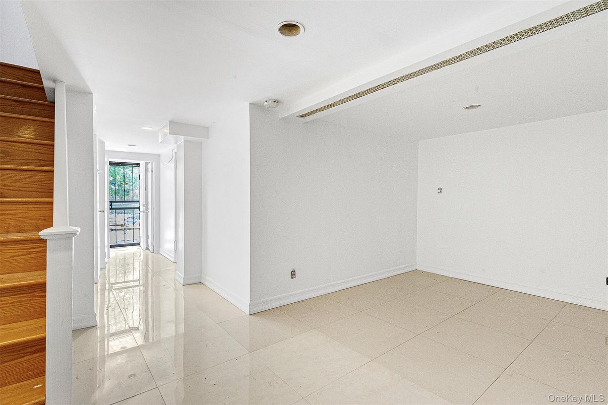 Empty room, Interior, Recessed Lighting, Wooden Walls
