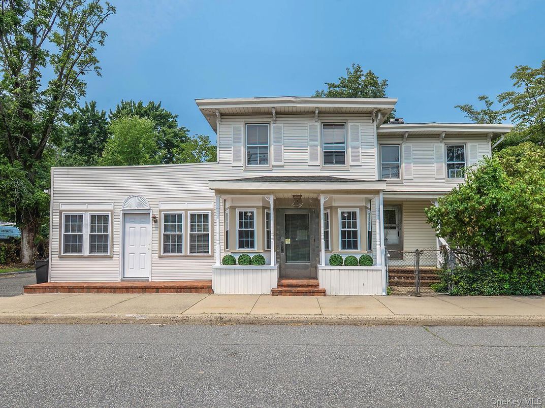 Exterior, Facade, American Foursquare