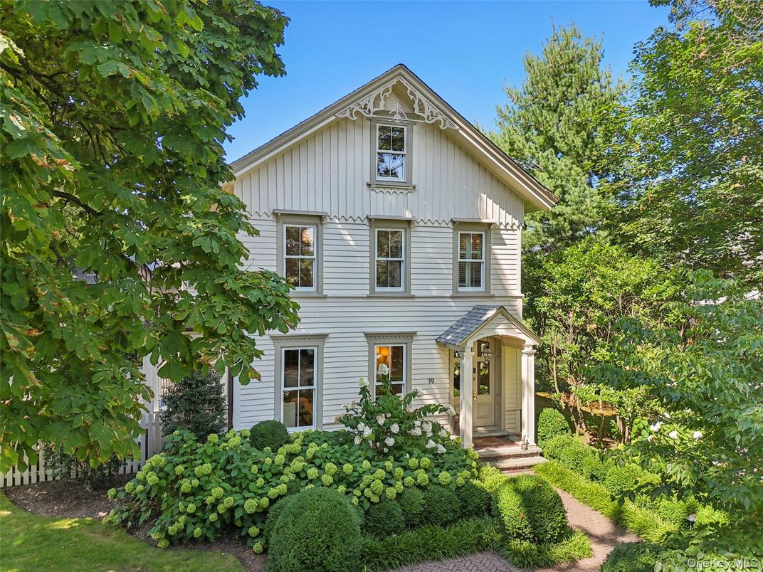Exterior, Facade, Queen Anne Victorian